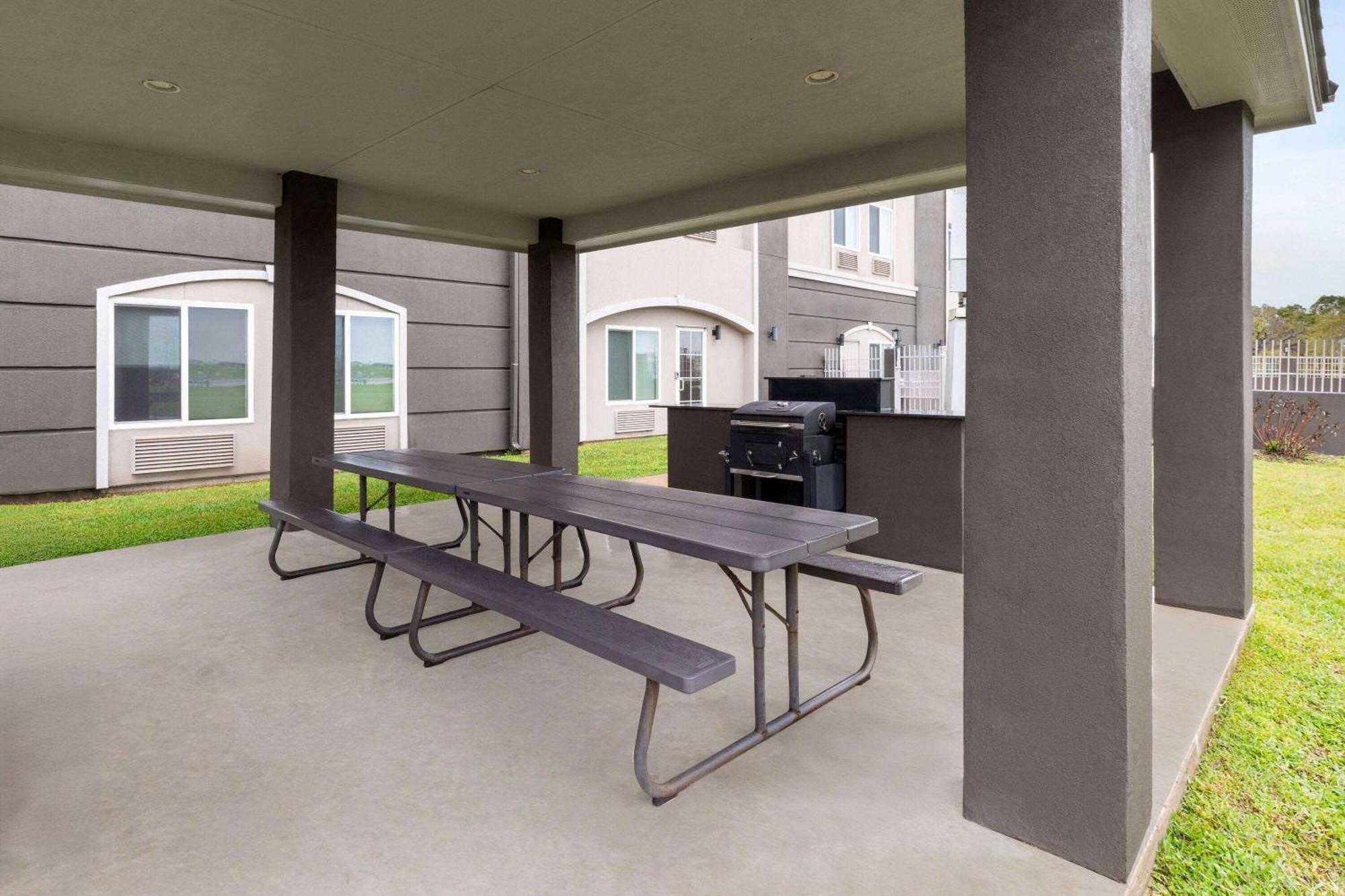 La Quinta By Wyndham Angleton Hotel Luaran gambar